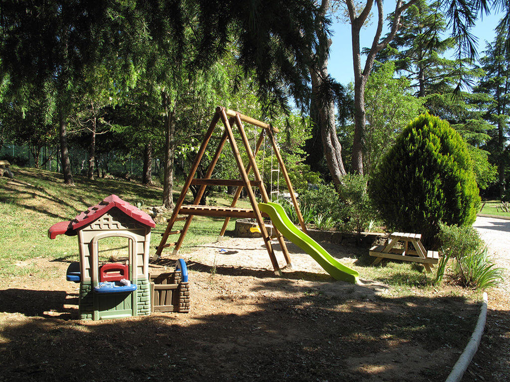 Spielplatz Kinder Rutsche Schaukel Spass Kids Kinderspielplatz Ferienwohnung Urlaub Familie 